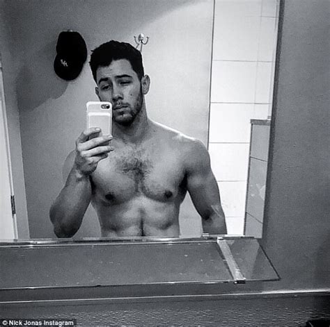 nick jonas nipples|Are Joe Jonas and Nick Jonas Are in a Shirtless Selfie。